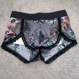 BRAND NEW - Floral Elastic Short with Fringe Detail
